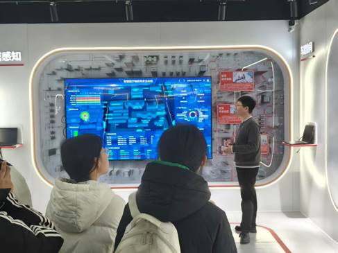 地铁车厢里的人AI 生成的内容可能不正确。