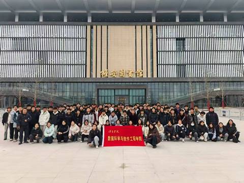 建筑前的广场上有许多人AI 生成的内容可能不正确。